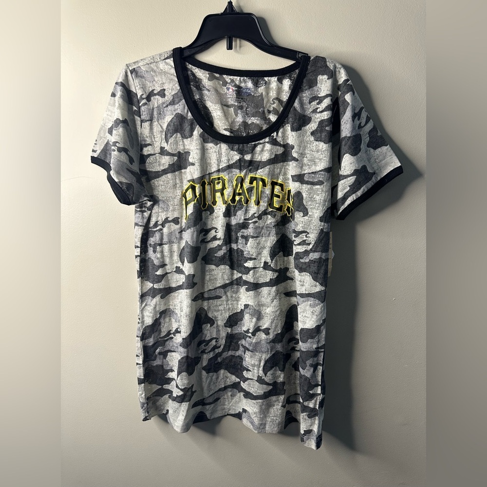 NWT Womens Pittsburgh Pirates Baseball MLB Camo Tshirt size Large